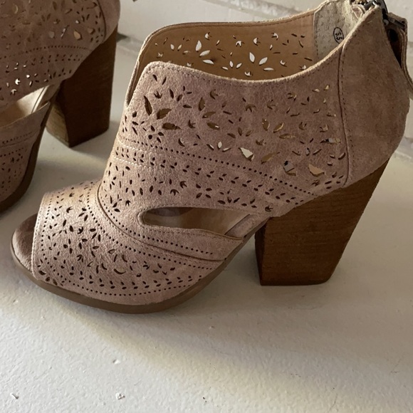 Not rated brand chunky heels. - Picture 3 of 6